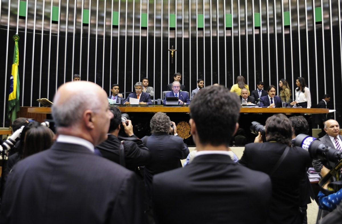 Impeachment e manobras dividem opiniões