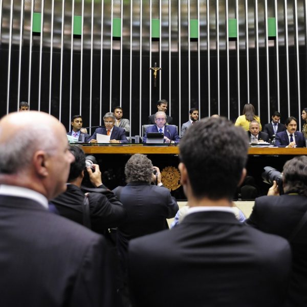 Impeachment e manobras dividem opiniões