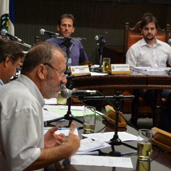 Vereadores insistem em pedido de 13º