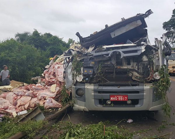 Caminhão tomba e provoca três mortes