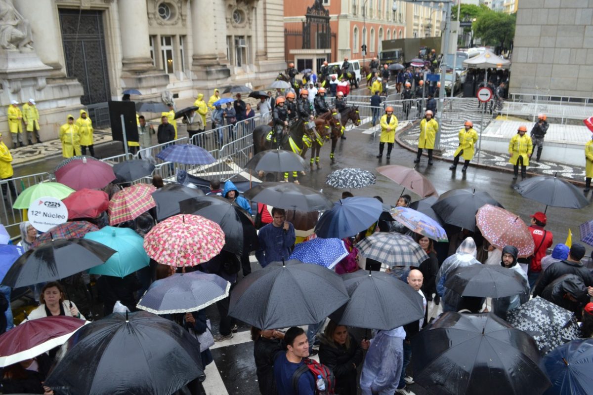 Governo Sartori endurece ajuste  e servidores organizam protesto