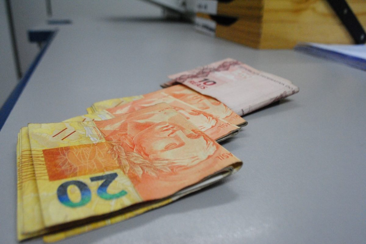 Salário mínimo sobe para R$ 880 em 2016