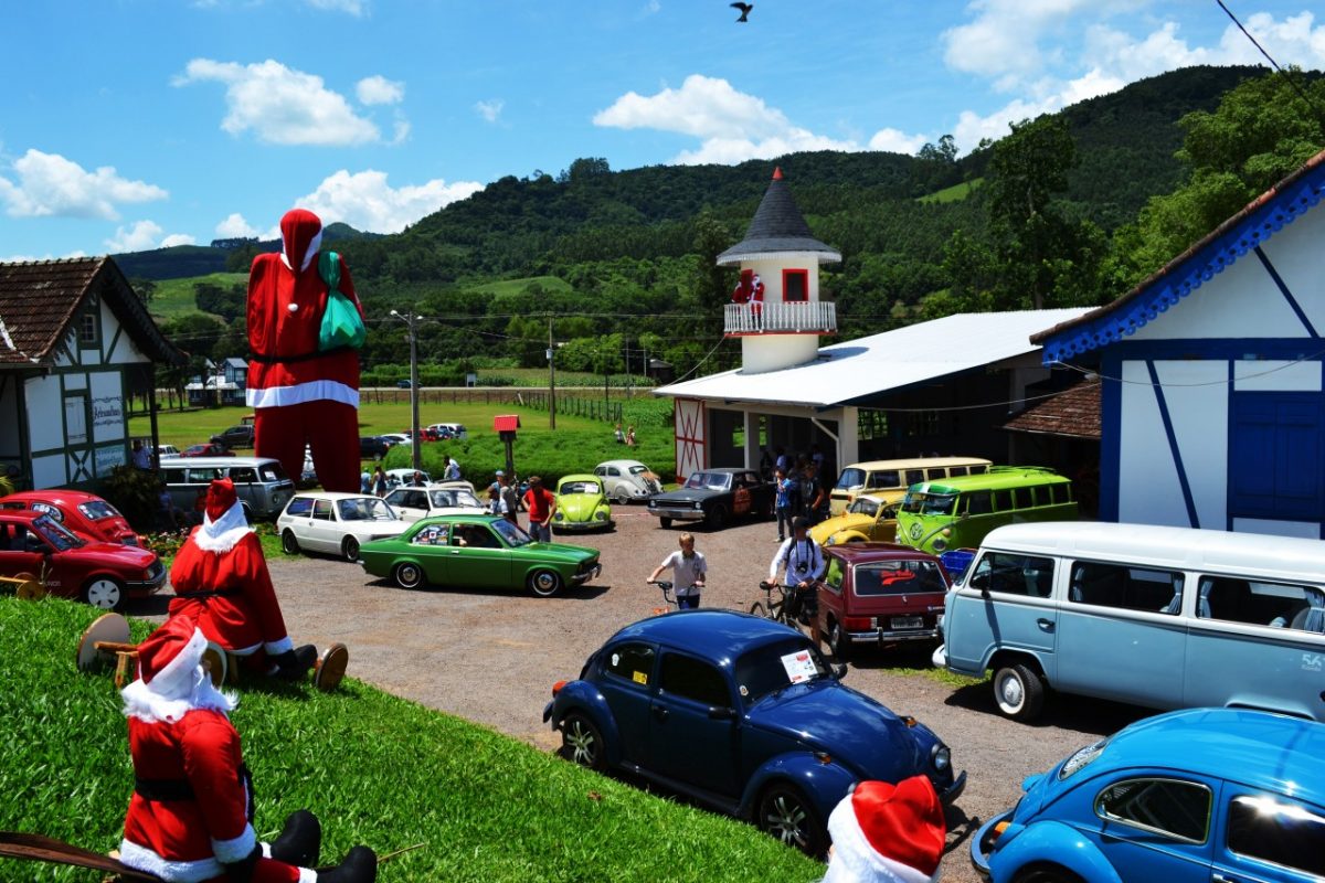 Evento reúne admiradores de carros antigos
