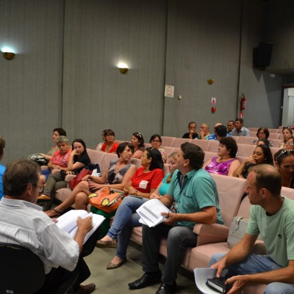 Servidores municipais pressionam vereadores para rejeitar projeto