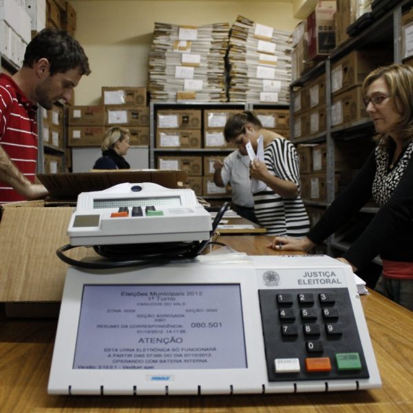 Justiça anuncia eleição manual para 2016