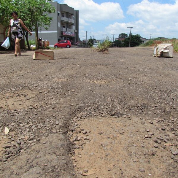 Moradores reclamam de buracos. Para secretário, faltam máquinas