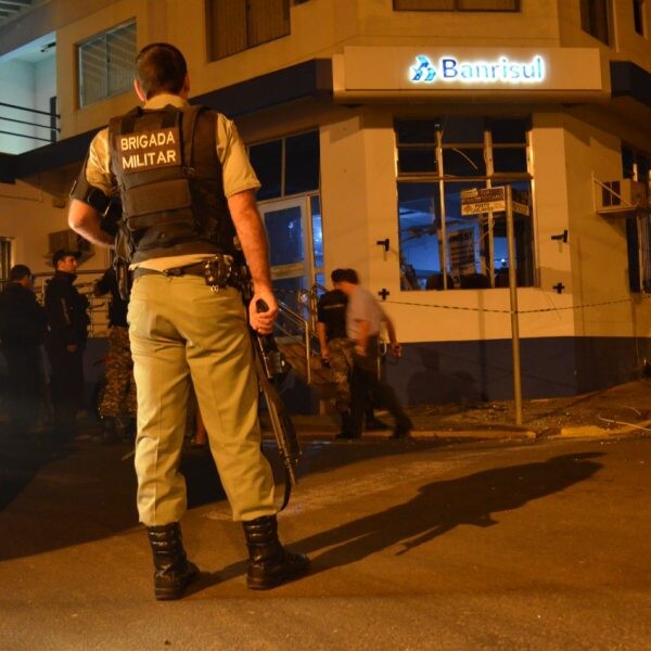 Quadrilha explode caixas eletrônicos