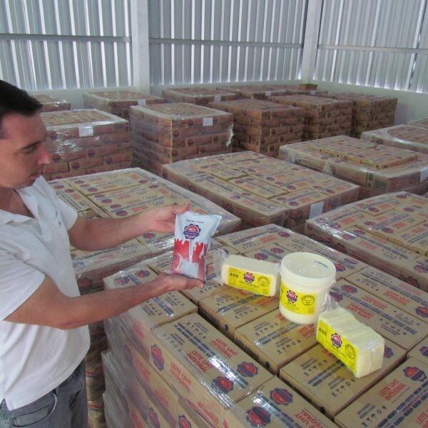 Fábrica beneficia  400 mil litros de leite
