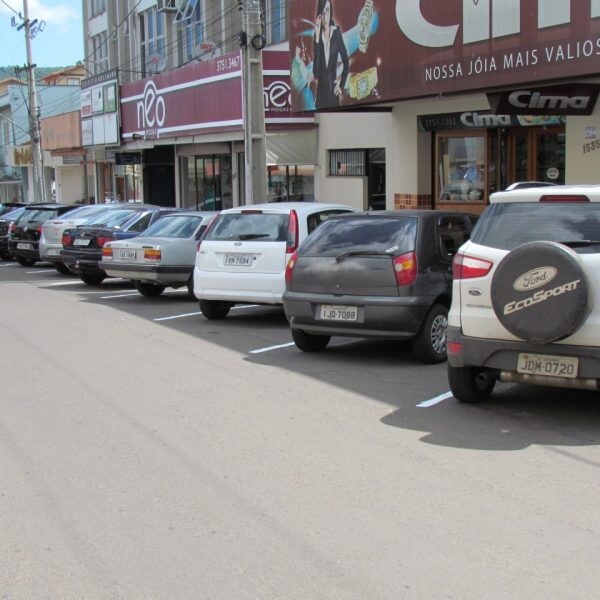 Estacionamento volta a ser oblíquo