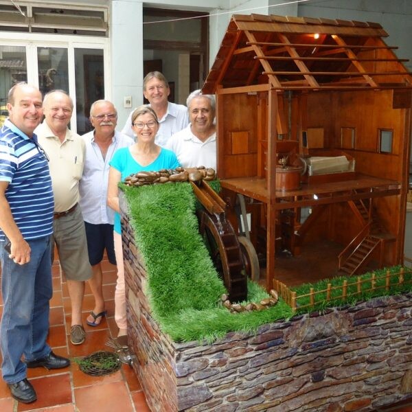 Miniatura de moinho enfeita Casa de Cultura