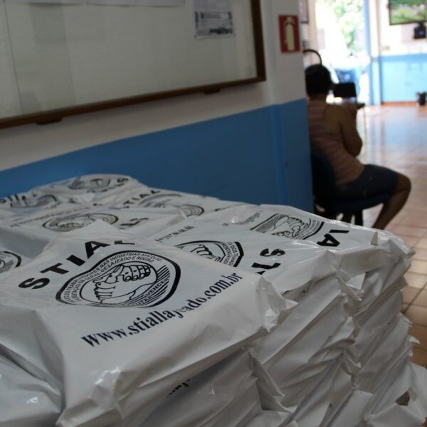 Sindicato distribui materiais escolares