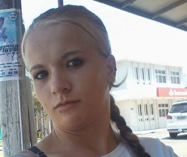 Mulher de 19 anos morre após acidente de moto