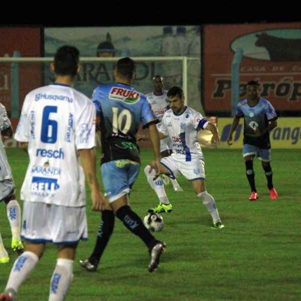 Alviazul foca no jogo contra o Inter