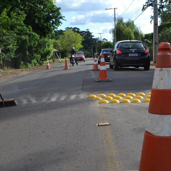 Famílias fecham rua após morte de criança