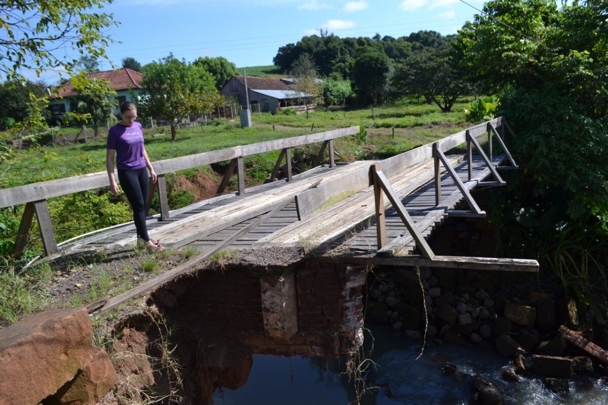 Ponte destruída faz 5 meses isola famílias