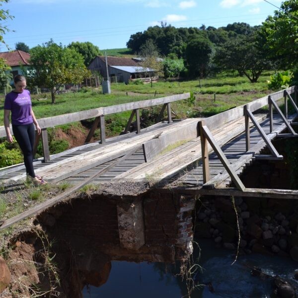 Ponte destruída faz 5 meses isola famílias