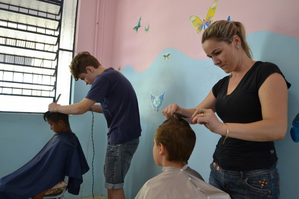 Estudantes ganham cortes de cabelo