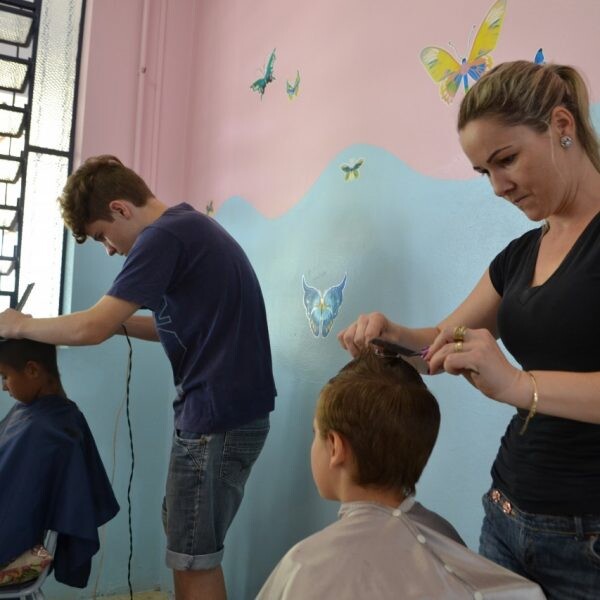 Estudantes ganham cortes de cabelo