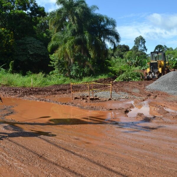 Obra parada se transforma em atoleiro