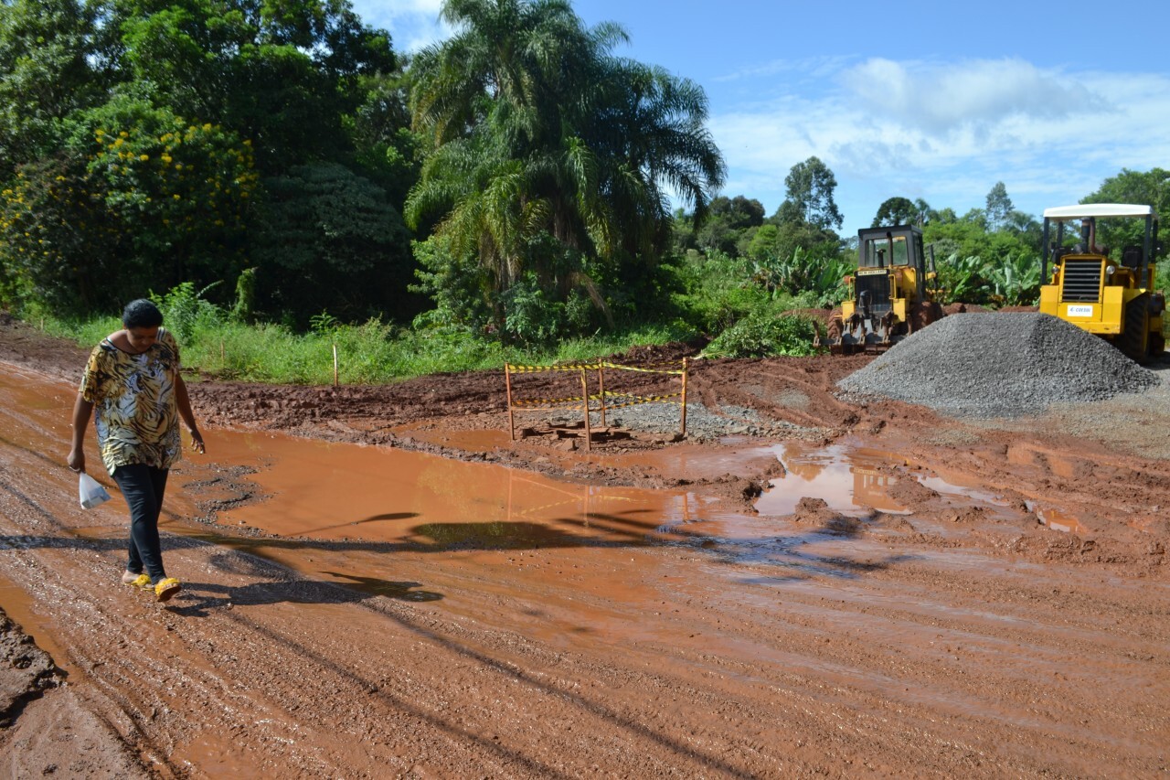 Obra parada se transforma em atoleiro
