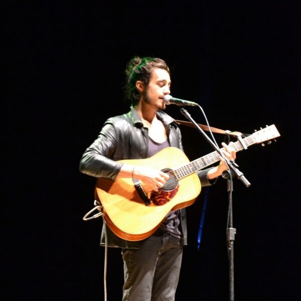 Lajeado conhece Tiago Iorc ao som de voz e violão