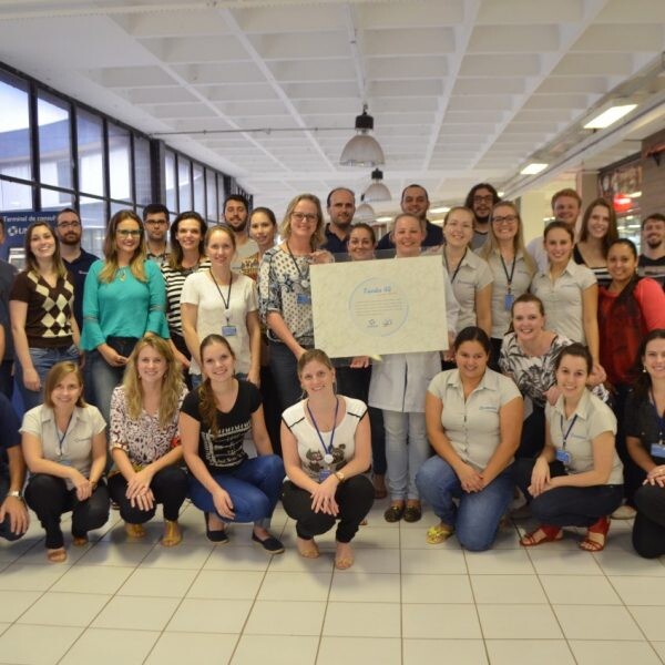 Voluntários bancam vagas na universidade