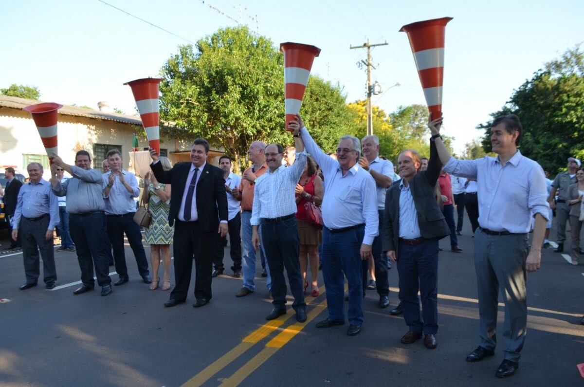 Sartori inaugura obra e visita indústria