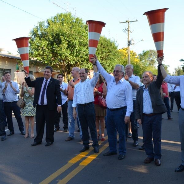 Sartori inaugura obra e visita indústria