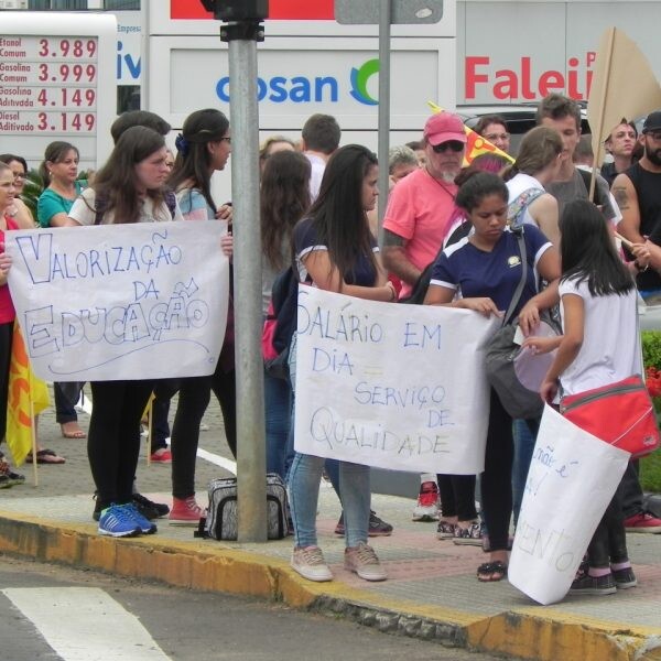 Professores protestam contra atos do governo