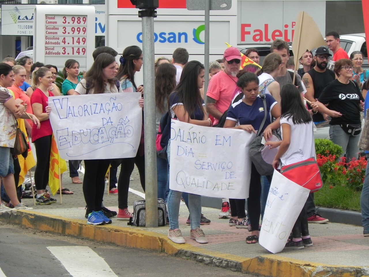 Professores protestam contra atos do governo
