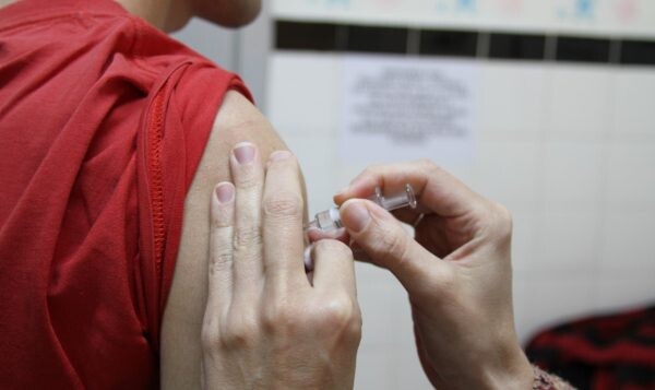 Johnson & Johnson anuncia testes de vacina contra covid-19
