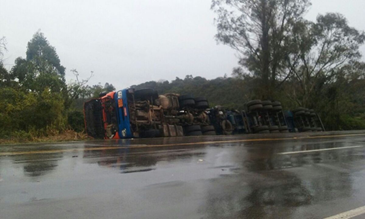 Série de acidentes tumultua tráfego na descida da serra