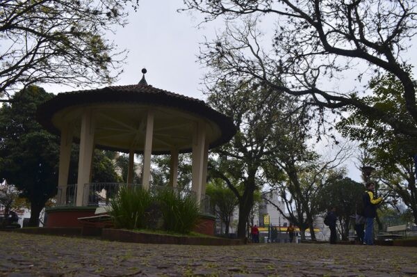 Grupo de Teatro de Lajeado faz apresentações na Praça da Matriz
