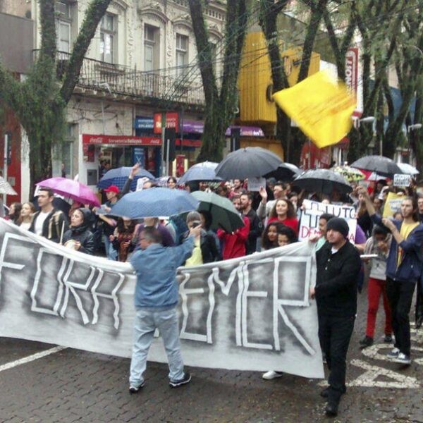 Estudantes protestam contra o presidente Temer neste domingo
