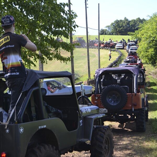 Adrenalina e barro  agitam jipeiros em trilha