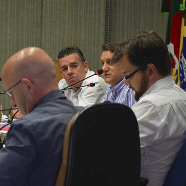 Dispensa de médicos repercute na câmara de Lajeado