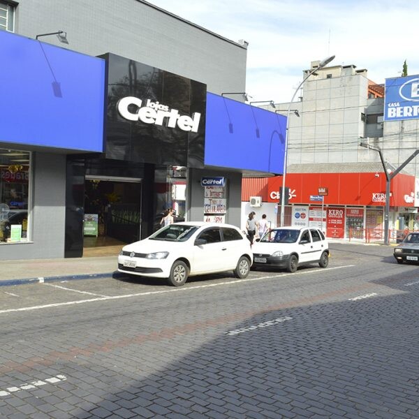 Dupla assalta loja  Certel no meio da tarde