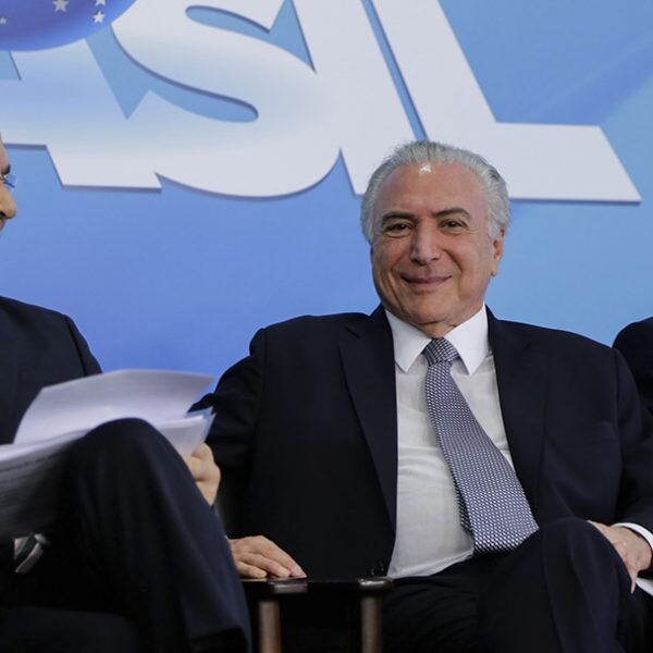 Temer sinaliza reforma trabalhista e libera FGTS