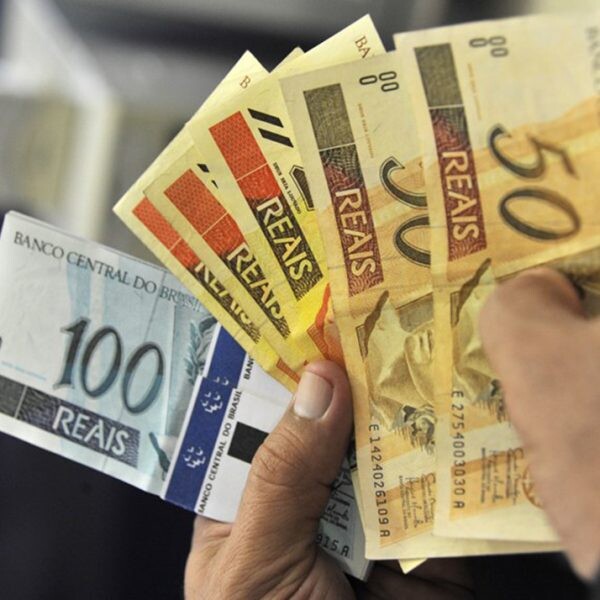 7 notícias: Multa por diferença salarial entre homens e mulheres volta à Câmara dos Deputados