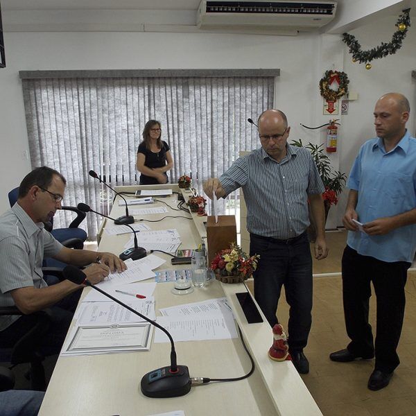 Oposição assume câmaras e adota discurso conciliador