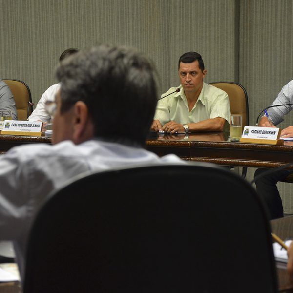 Novos vereadores estreiam no plenário
