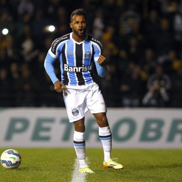 Renato treina equipe com portões fechados