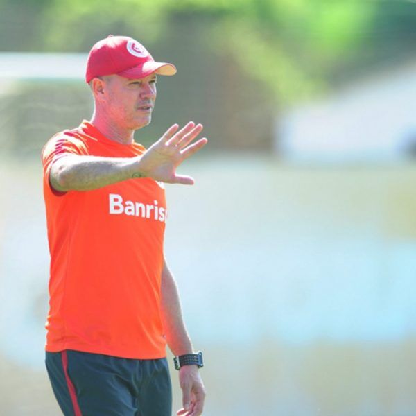 Zago manda a campo time reserva