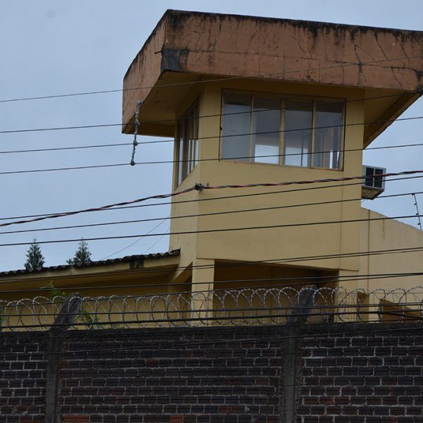Polícia prende homem após atirar objeto em presídio