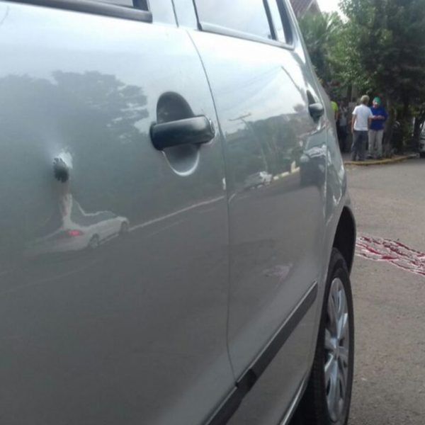 Mulher é assassinada em frente de casa