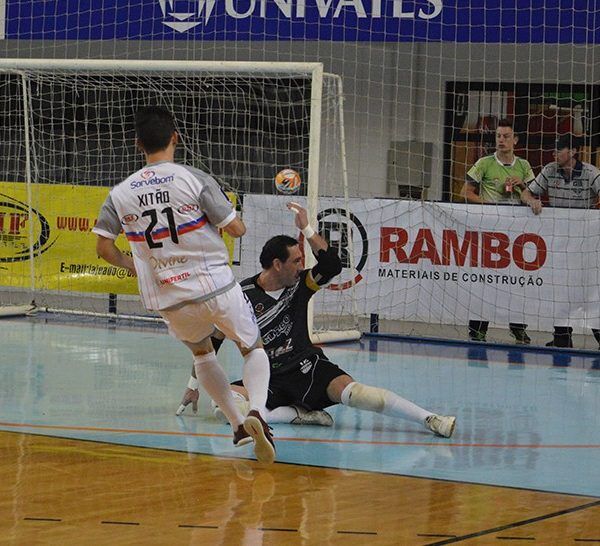 Alaf vence e se  recupera no certame
