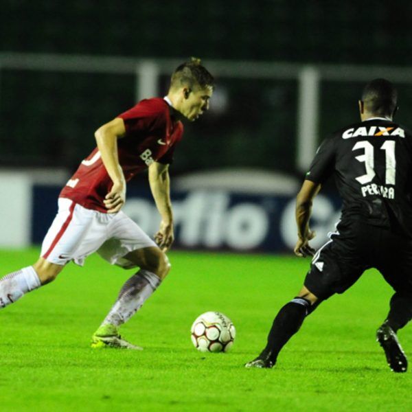 Internacional vence e se aproxima do G4