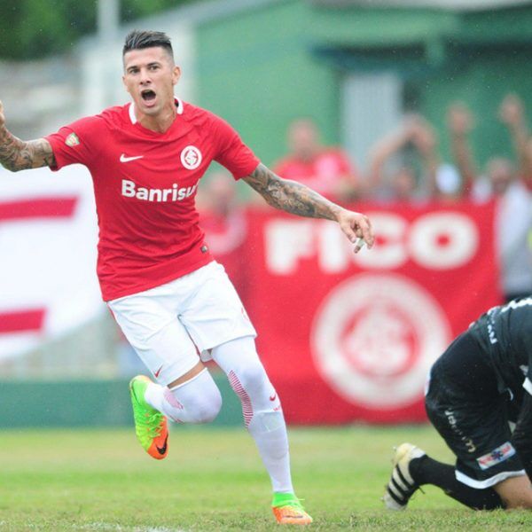 Victor Cuesta desfalca o time por 20 dias