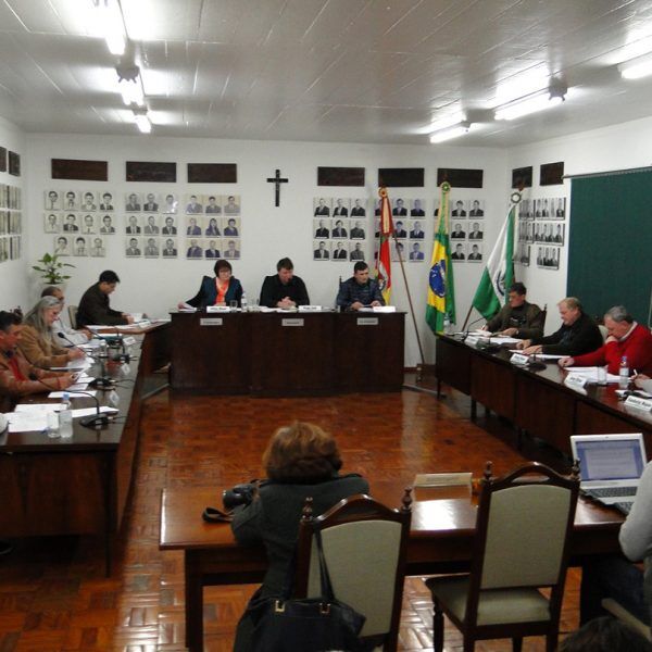 Vereadora tem 339 horas extras em 3 meses
