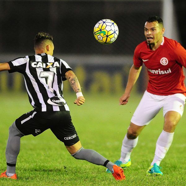 Lateral-direito Ceará rescinde contrato